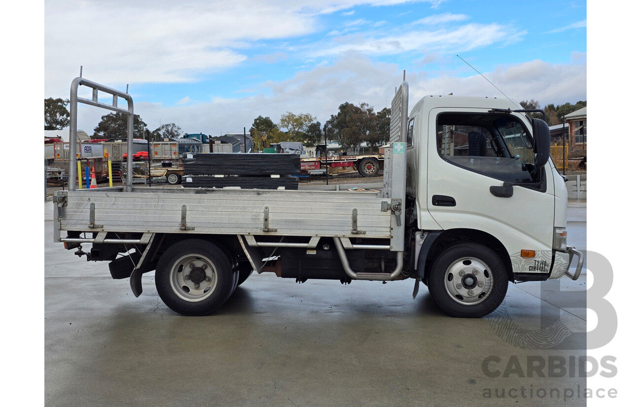 10/2013 Hino 300 Series 616 Series 2 (4x2) Trayback Truck 2d Cab Chassis White Turbo Diesel 4.0L