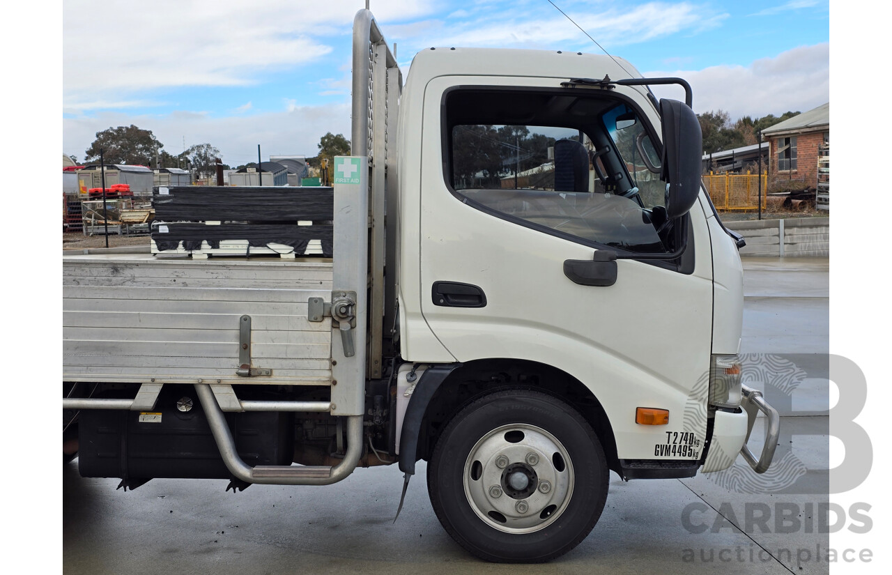 10/2013 Hino 300 Series 616 Series 2 (4x2) Trayback Truck 2d Cab Chassis White Turbo Diesel 4.0L