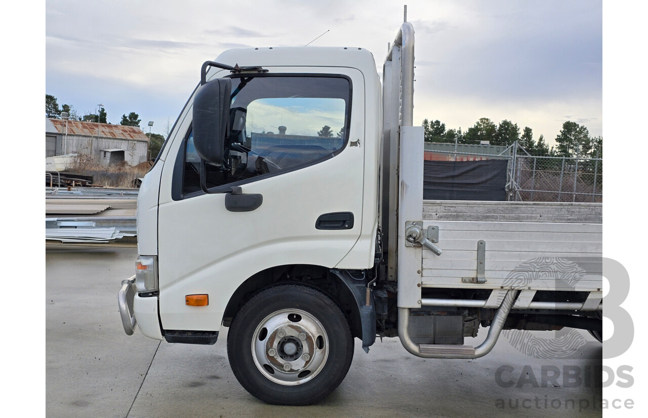 10/2013 Hino 300 Series 616 Series 2 (4x2) Trayback Truck 2d Cab Chassis White Turbo Diesel 4.0L