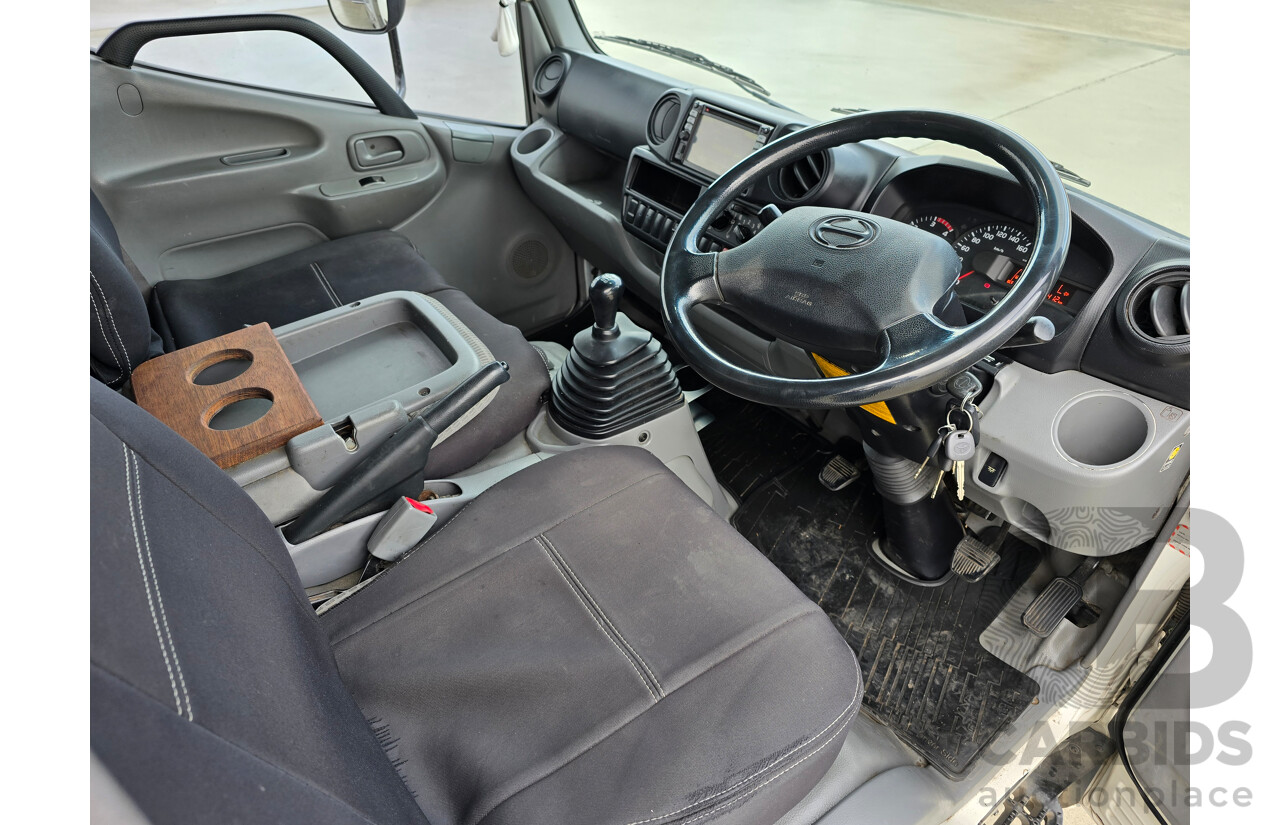 10/2013 Hino 300 Series 616 Series 2 (4x2) Trayback Truck 2d Cab Chassis White Turbo Diesel 4.0L