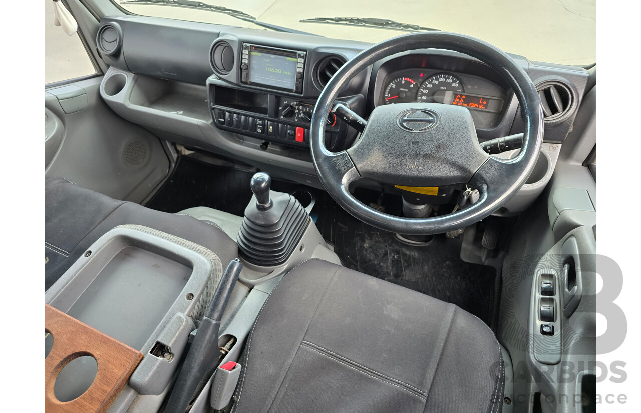 10/2013 Hino 300 Series 616 Series 2 (4x2) Trayback Truck 2d Cab Chassis White Turbo Diesel 4.0L