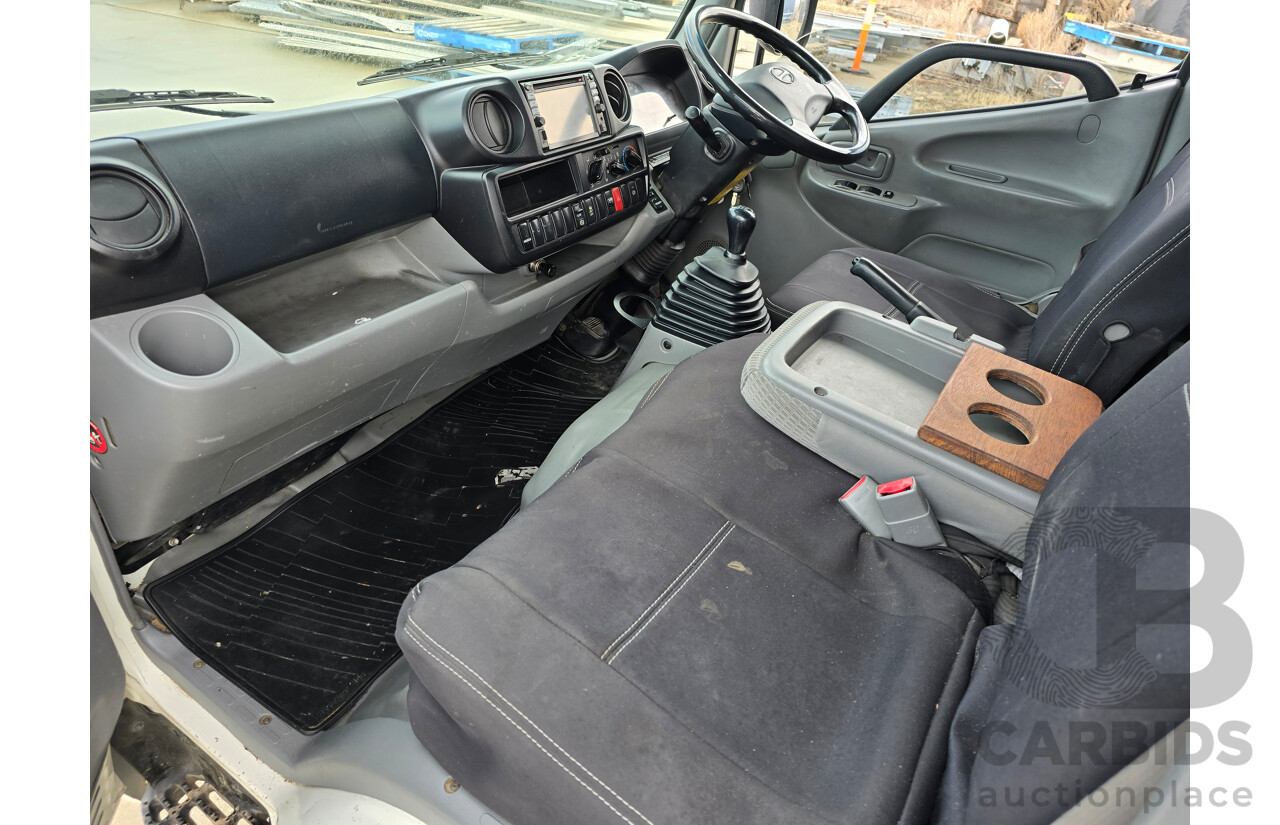 10/2013 Hino 300 Series 616 Series 2 (4x2) Trayback Truck 2d Cab Chassis White Turbo Diesel 4.0L