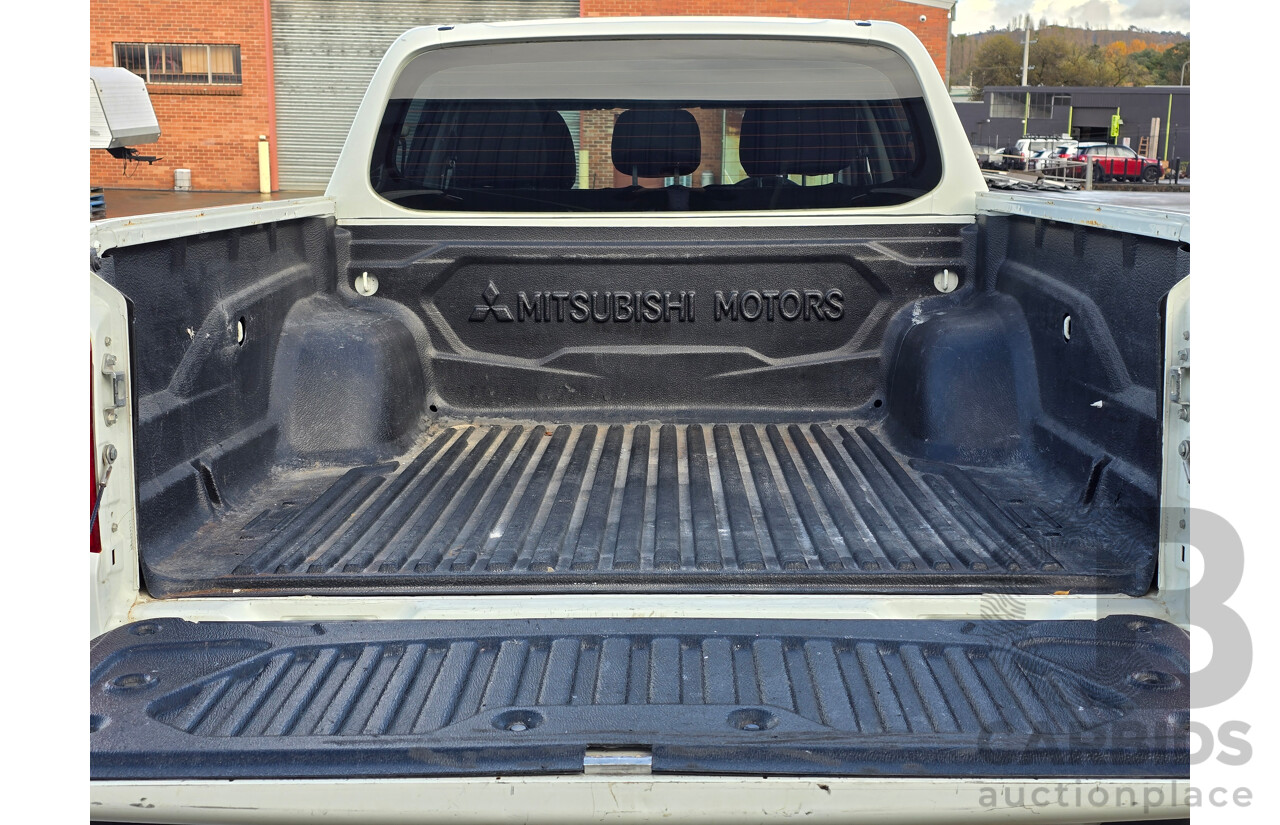 2/2017 Mitsubishi Triton GLS (4x4) MQ MY16 Dual Cab Utility White Turbo Diesel 2.4L