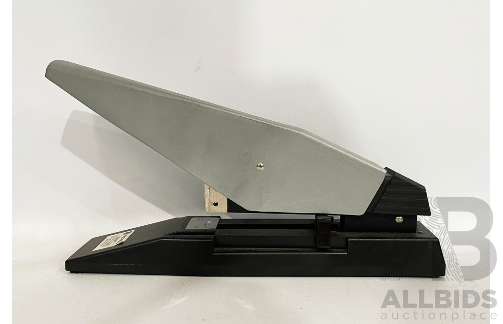 Rexel Giant Heavy Use Stapler