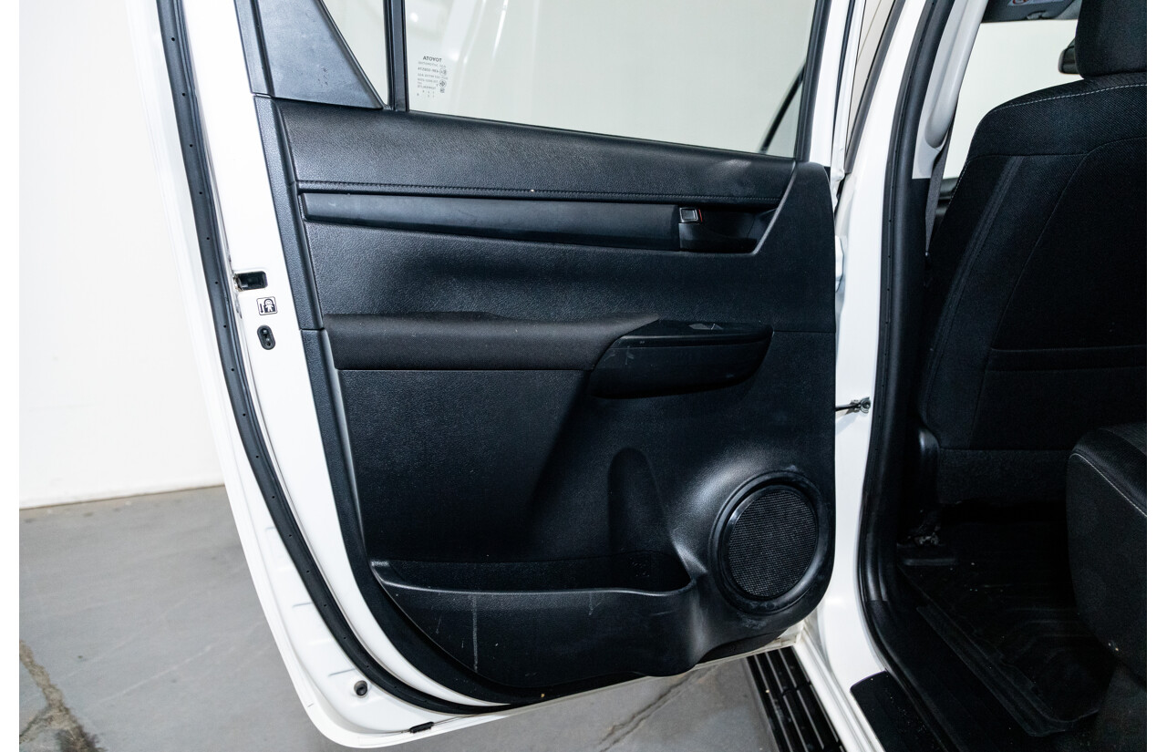 11/2018 Toyota Hilux Workmate TGN121R 4d Dual Cab Utility White 2.7L