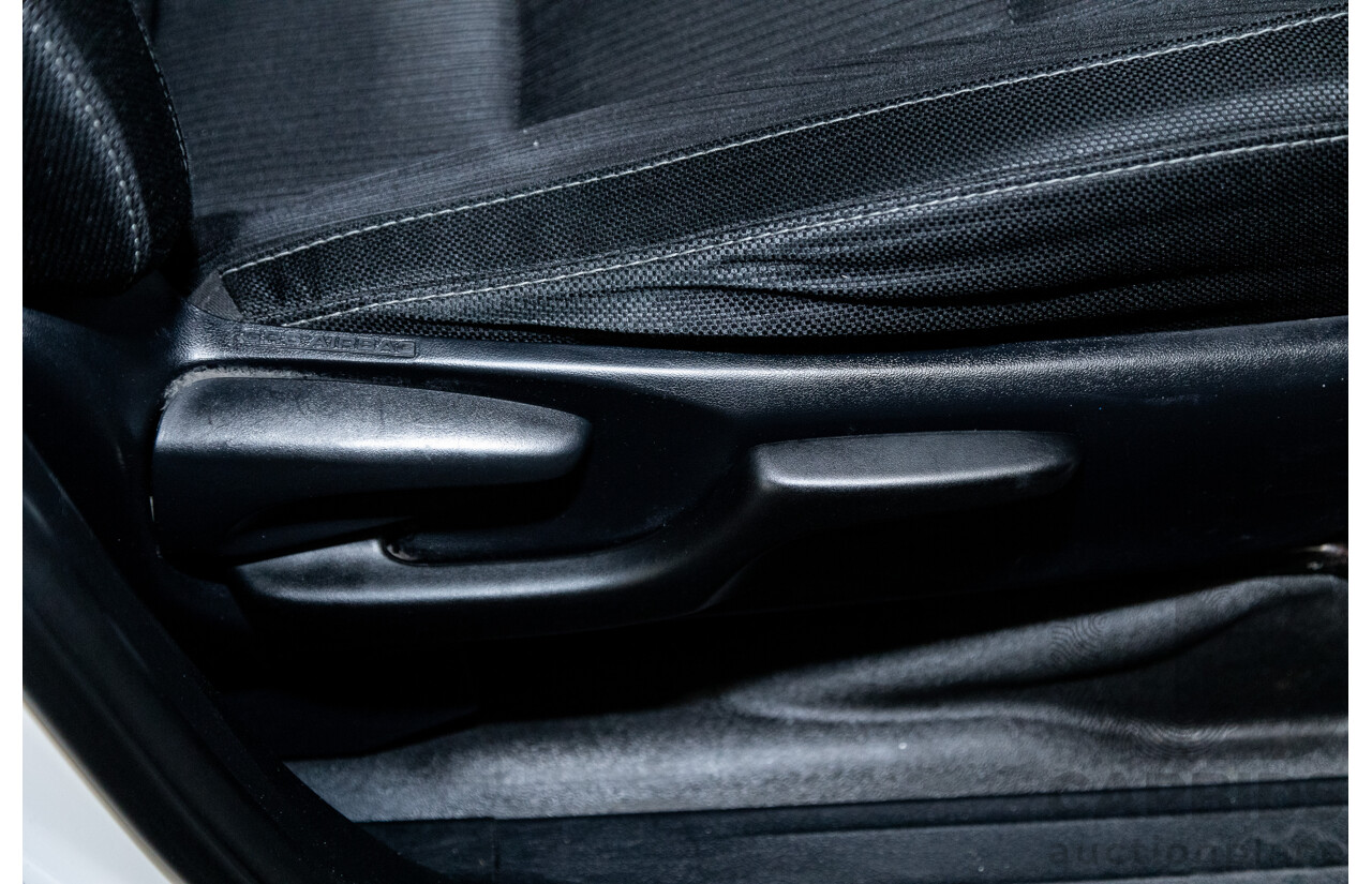 11/2018 Toyota Hilux Workmate TGN121R 4d Dual Cab Utility White 2.7L