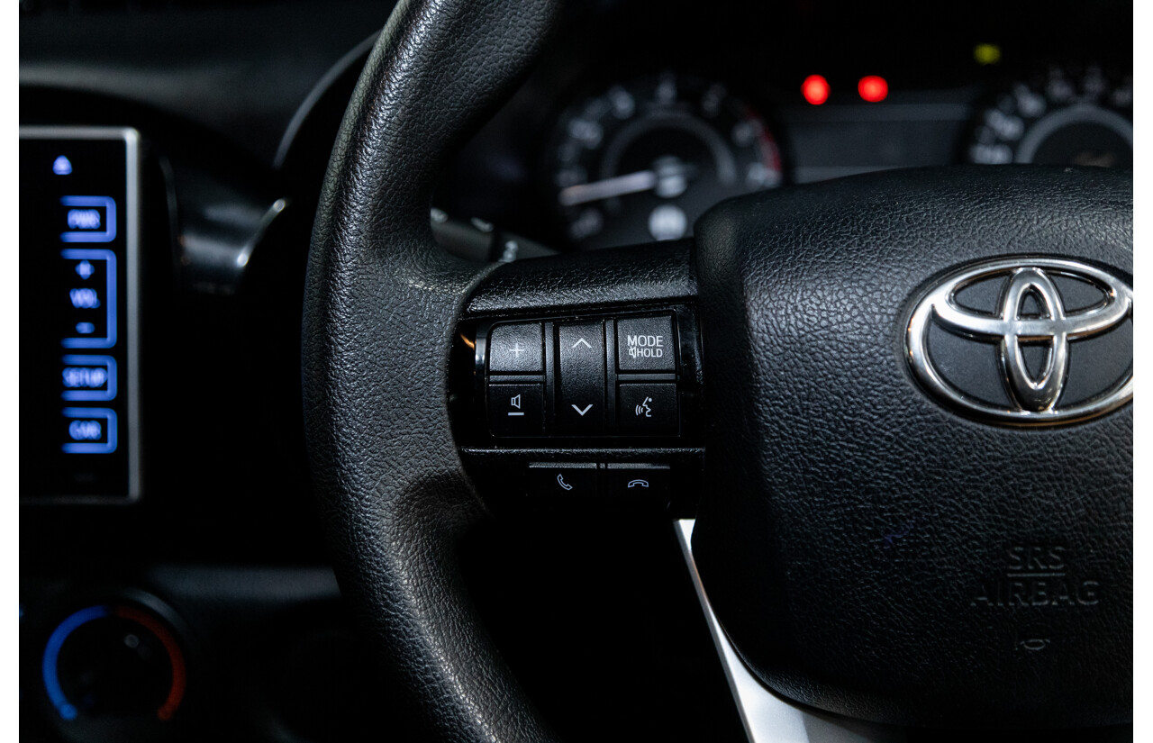 11/2018 Toyota Hilux Workmate TGN121R 4d Dual Cab Utility White 2.7L