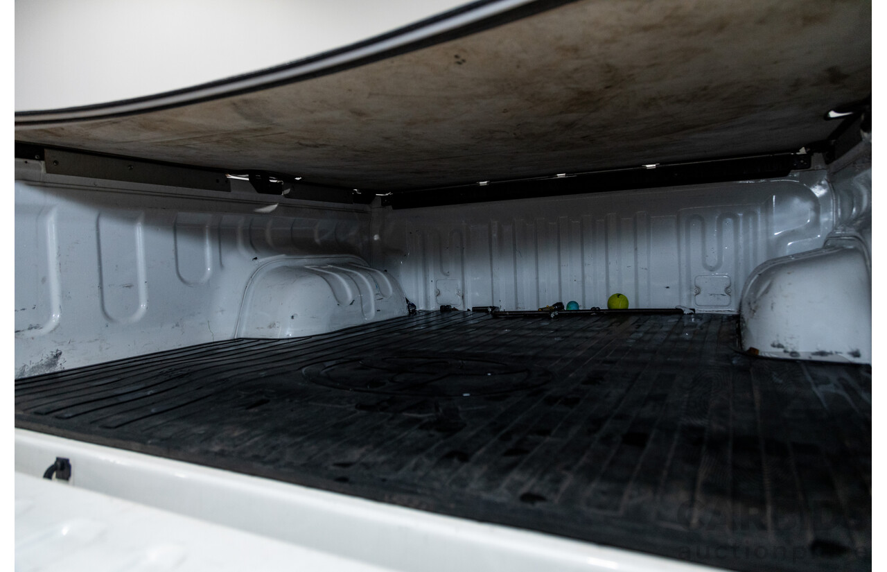 11/2018 Toyota Hilux Workmate TGN121R 4d Dual Cab Utility White 2.7L