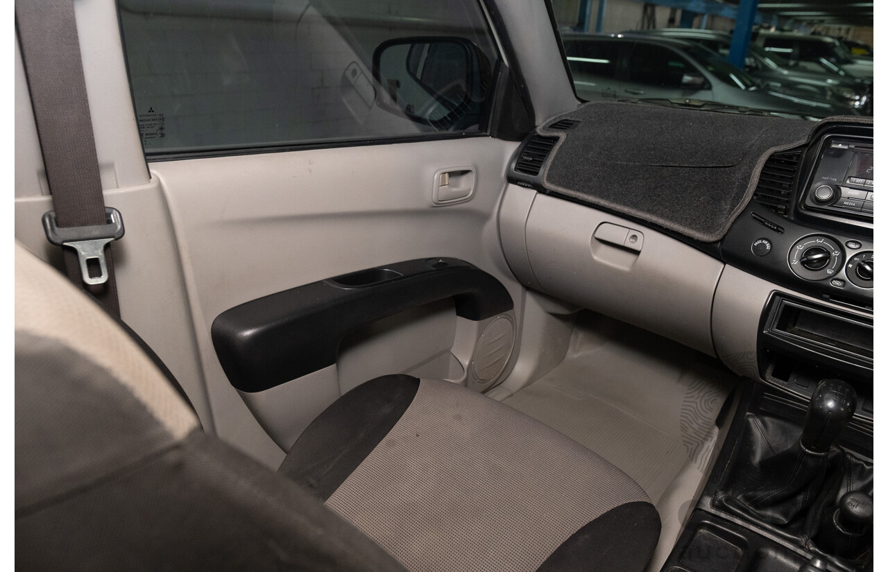 10/2014 Mitsubishi Triton Glx-R (4x4) MN MY14 Update 4d Double Cab Utility White Turbo Diesel 2.5L