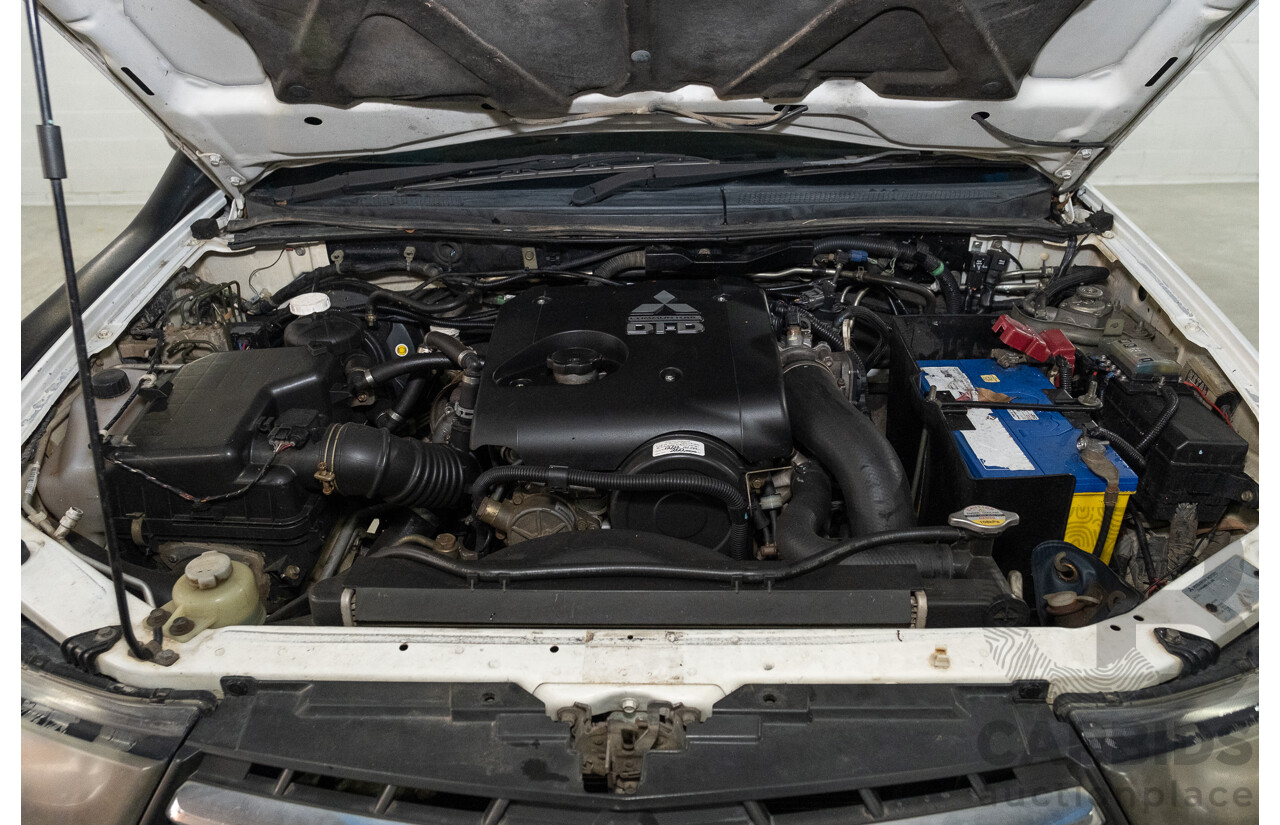 10/2014 Mitsubishi Triton Glx-R (4x4) MN MY14 Update 4d Double Cab Utility White Turbo Diesel 2.5L