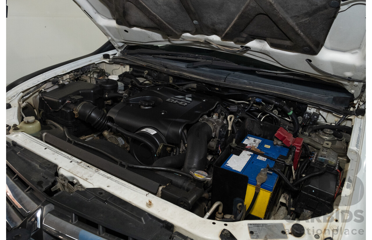 10/2014 Mitsubishi Triton Glx-R (4x4) MN MY14 Update 4d Double Cab Utility White Turbo Diesel 2.5L