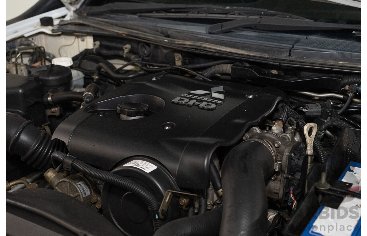 10/2014 Mitsubishi Triton Glx-R (4x4) MN MY14 Update 4d Double Cab Utility White Turbo Diesel 2.5L