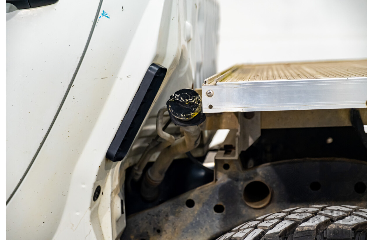 10/2014 Mitsubishi Triton Glx-R (4x4) MN MY14 Update 4d Double Cab Utility White Turbo Diesel 2.5L