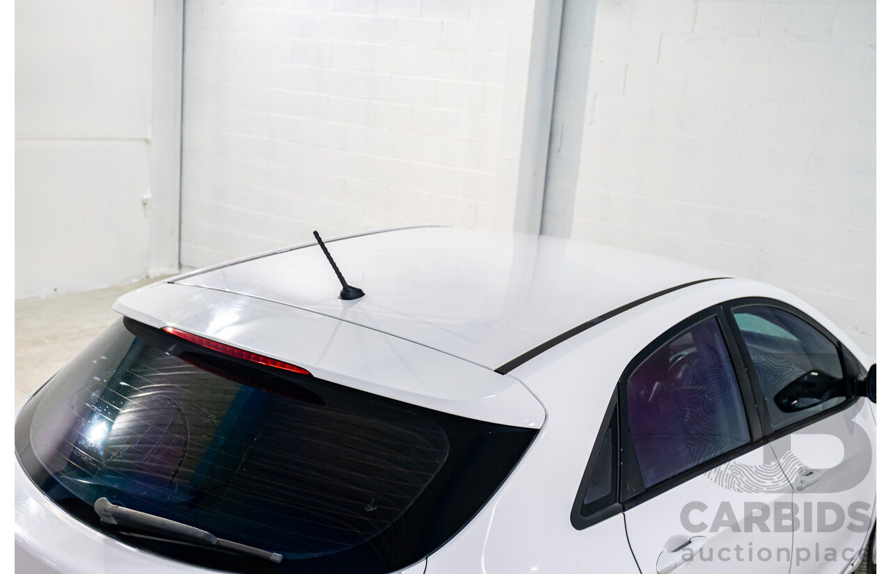 8/2015 Hyundai i30 Active GD MY14 5d Hatchback White 1.8L