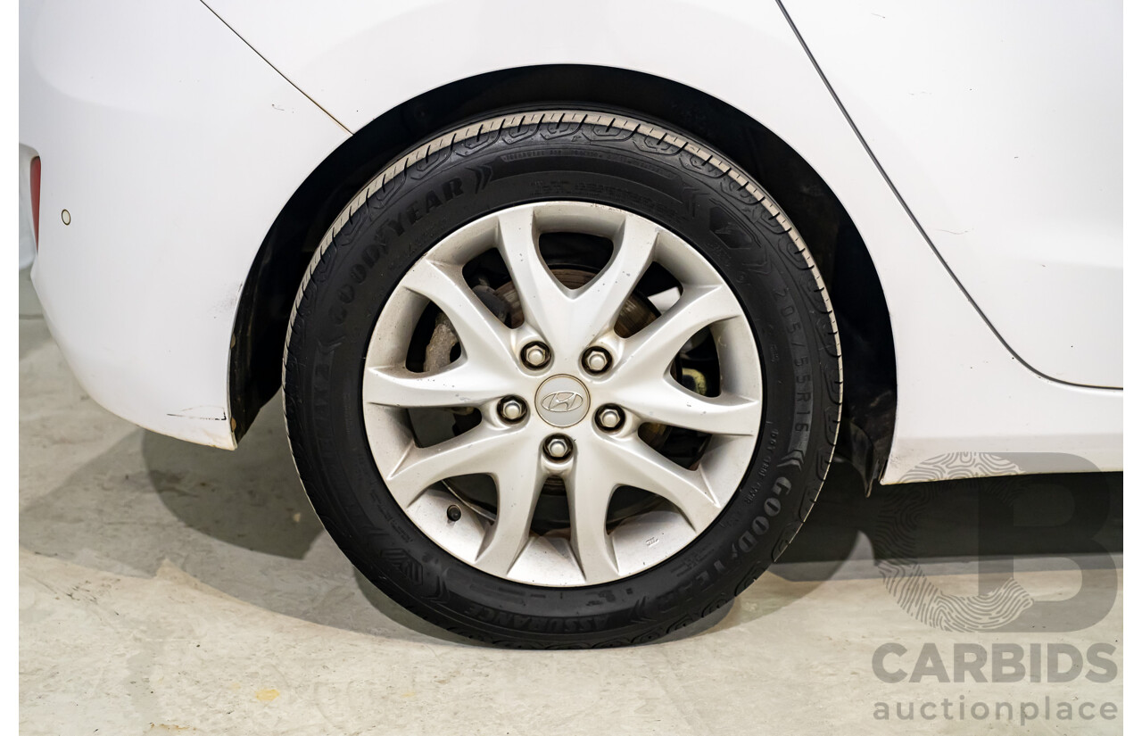 8/2015 Hyundai i30 Active GD MY14 5d Hatchback White 1.8L