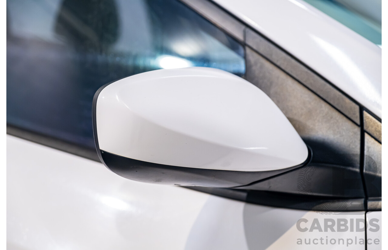 8/2015 Hyundai i30 Active GD MY14 5d Hatchback White 1.8L