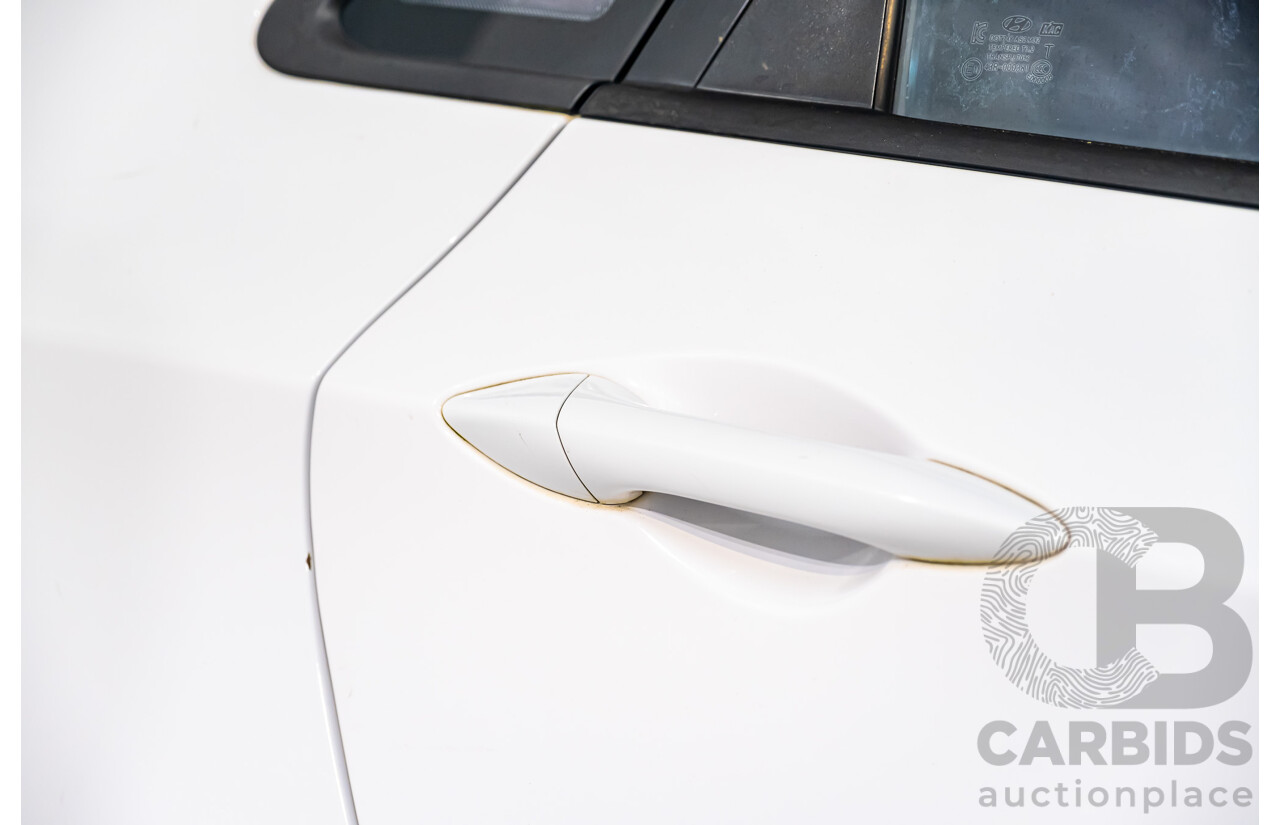 8/2015 Hyundai i30 Active GD MY14 5d Hatchback White 1.8L