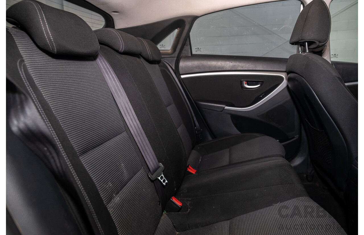 8/2015 Hyundai i30 Active GD MY14 5d Hatchback White 1.8L