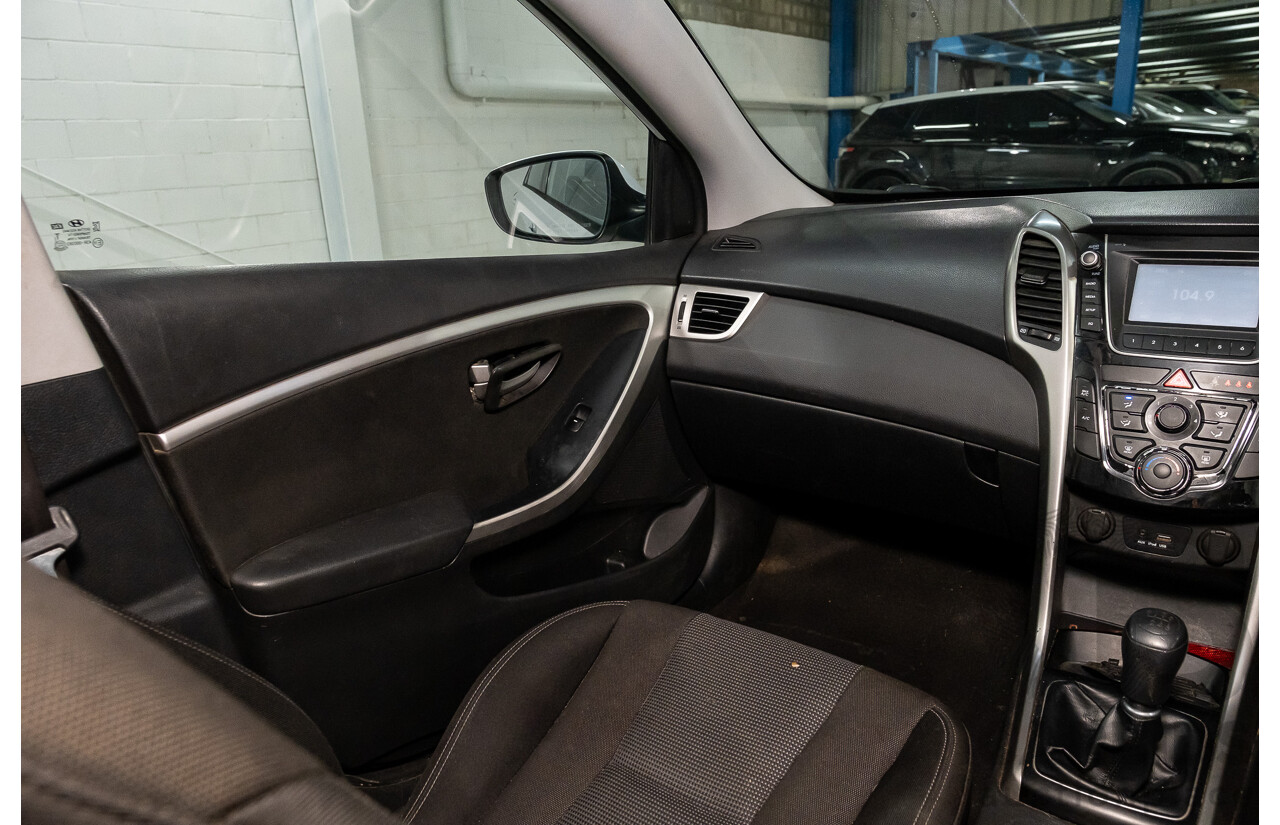 8/2015 Hyundai i30 Active GD MY14 5d Hatchback White 1.8L