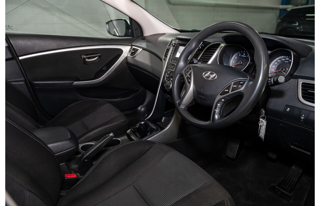 8/2015 Hyundai i30 Active GD MY14 5d Hatchback White 1.8L