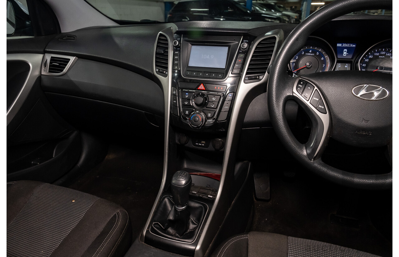 8/2015 Hyundai i30 Active GD MY14 5d Hatchback White 1.8L