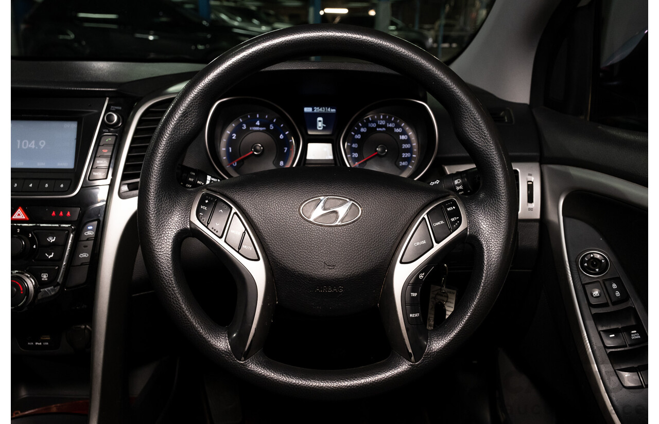 8/2015 Hyundai i30 Active GD MY14 5d Hatchback White 1.8L