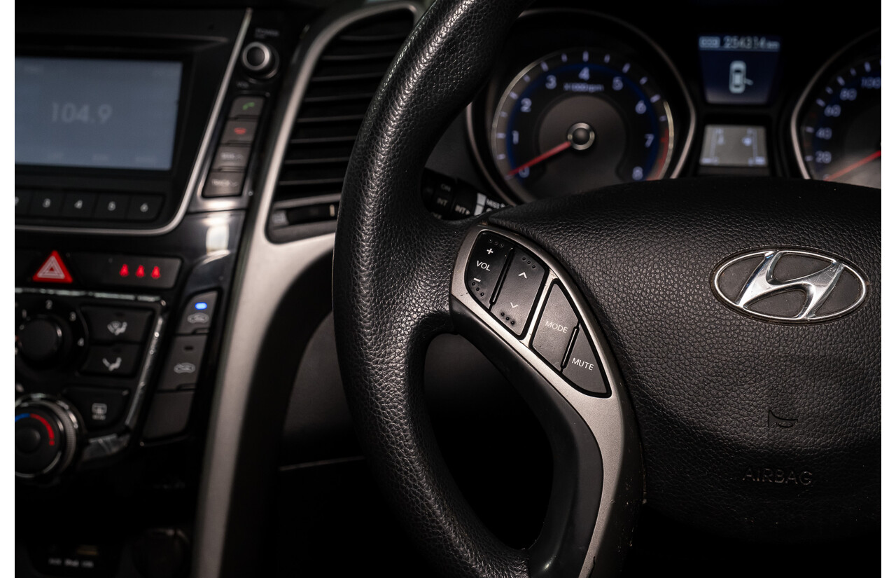 8/2015 Hyundai i30 Active GD MY14 5d Hatchback White 1.8L