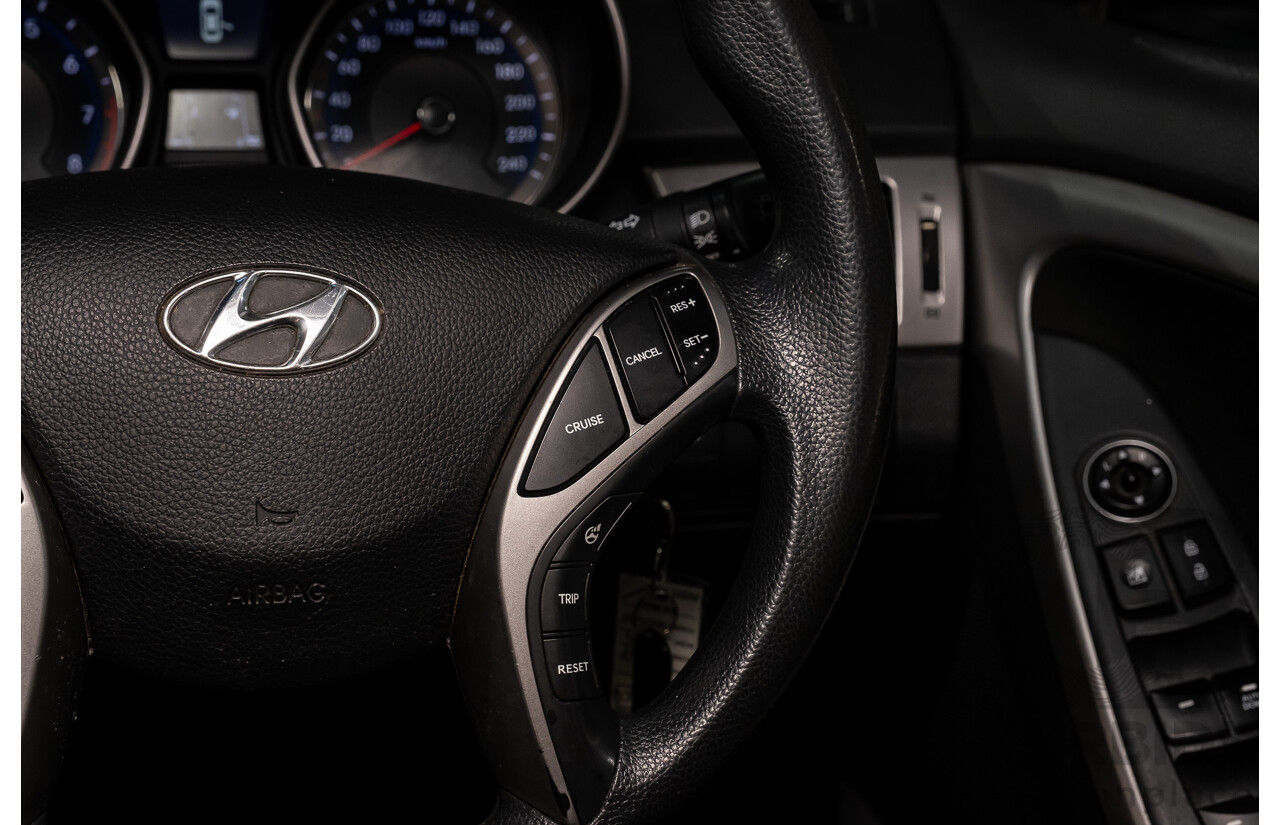 8/2015 Hyundai i30 Active GD MY14 5d Hatchback White 1.8L