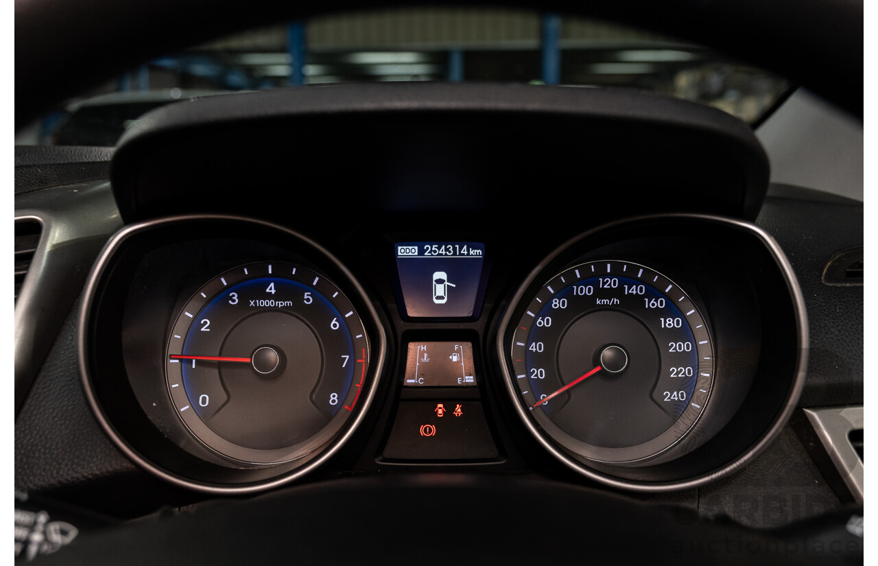 8/2015 Hyundai i30 Active GD MY14 5d Hatchback White 1.8L