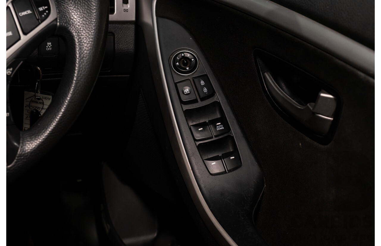 8/2015 Hyundai i30 Active GD MY14 5d Hatchback White 1.8L