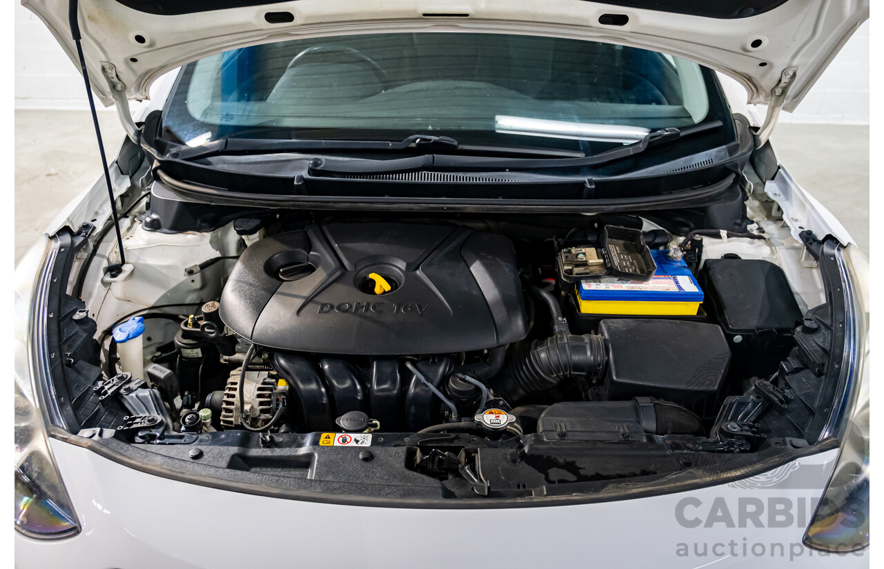 8/2015 Hyundai i30 Active GD MY14 5d Hatchback White 1.8L