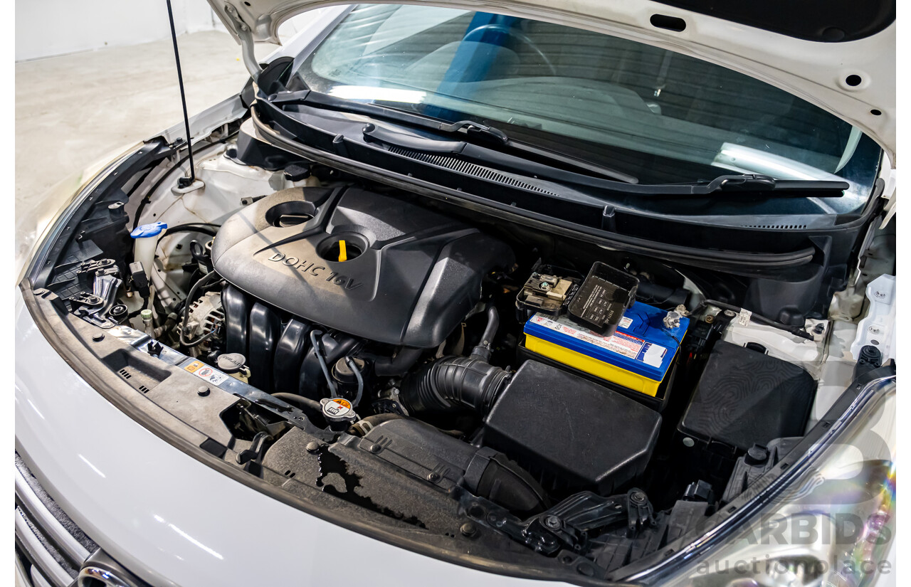 8/2015 Hyundai i30 Active GD MY14 5d Hatchback White 1.8L