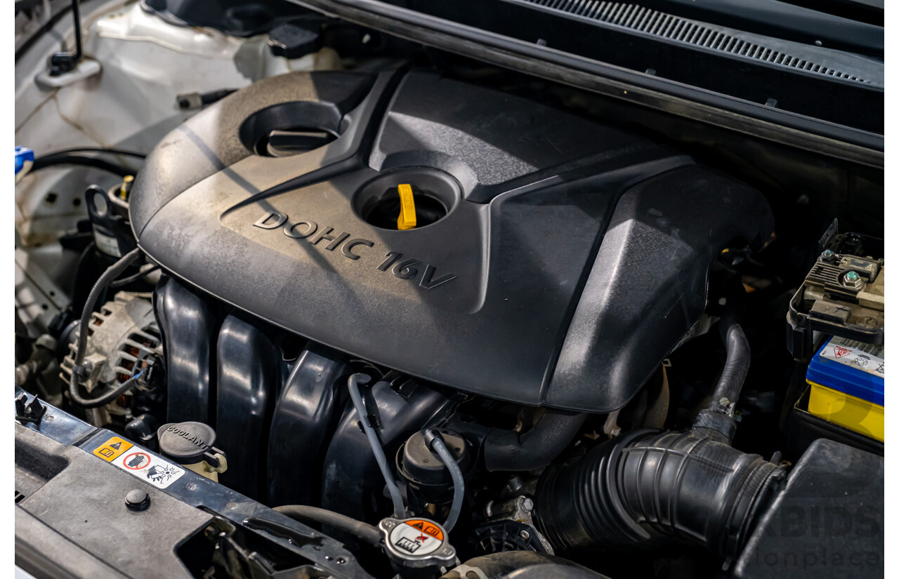 8/2015 Hyundai i30 Active GD MY14 5d Hatchback White 1.8L