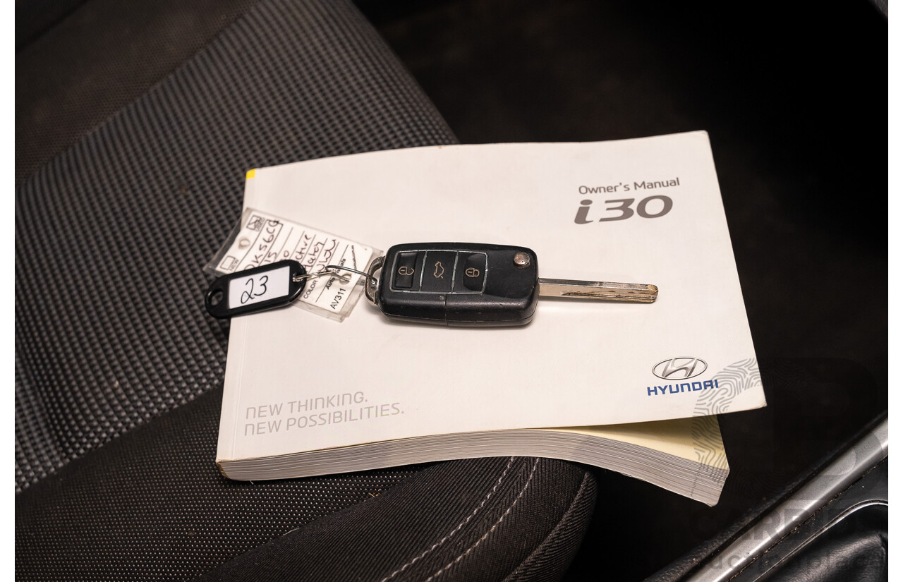 8/2015 Hyundai i30 Active GD MY14 5d Hatchback White 1.8L