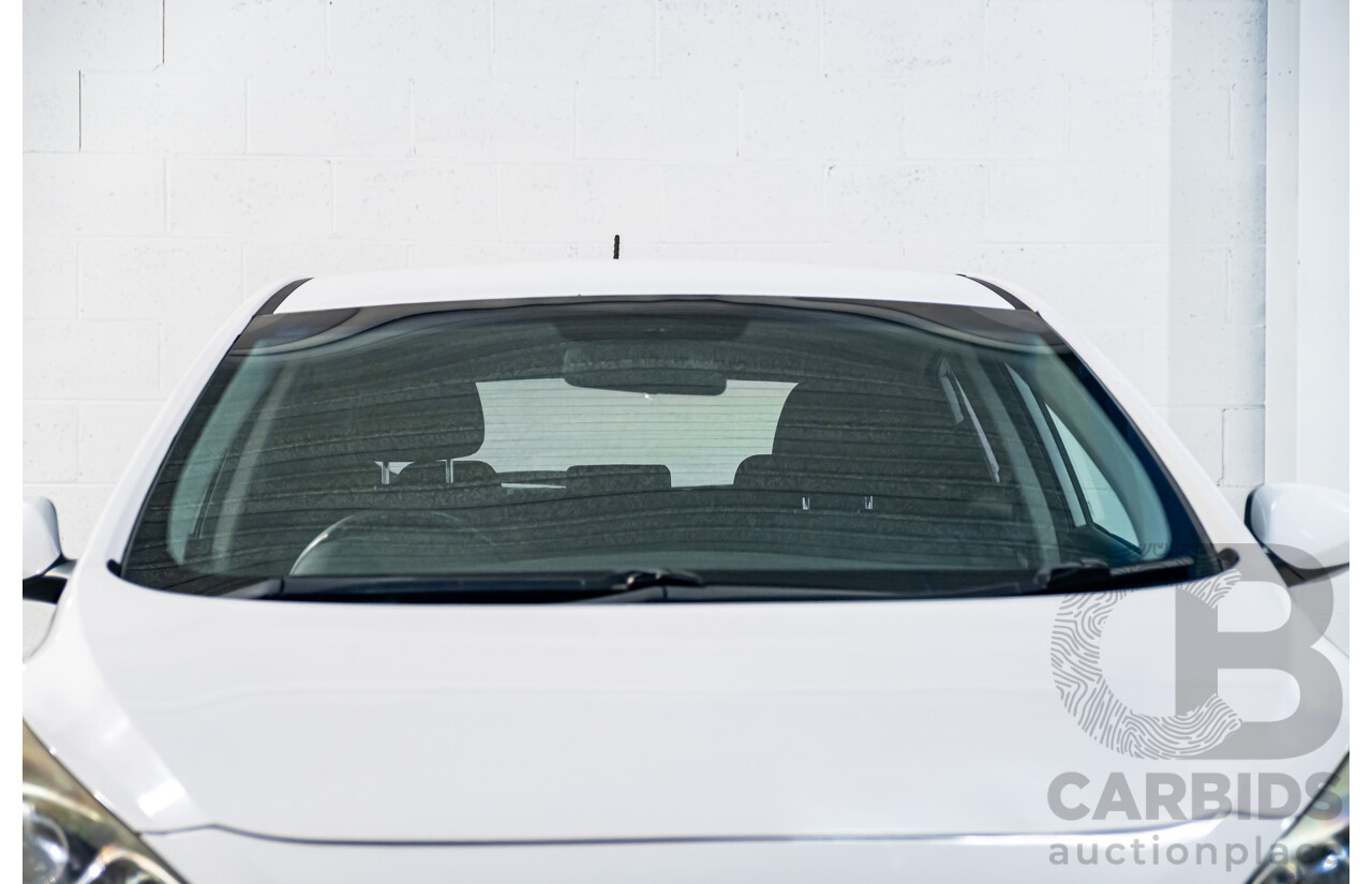 8/2015 Hyundai i30 Active GD MY14 5d Hatchback White 1.8L