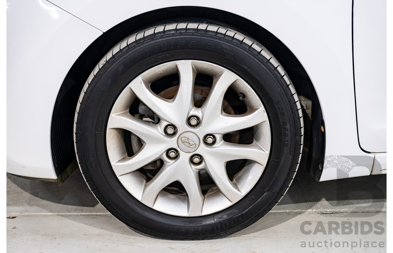 8/2015 Hyundai i30 Active GD MY14 5d Hatchback White 1.8L