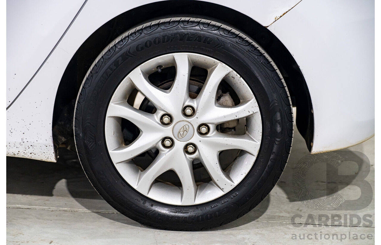 8/2015 Hyundai i30 Active GD MY14 5d Hatchback White 1.8L