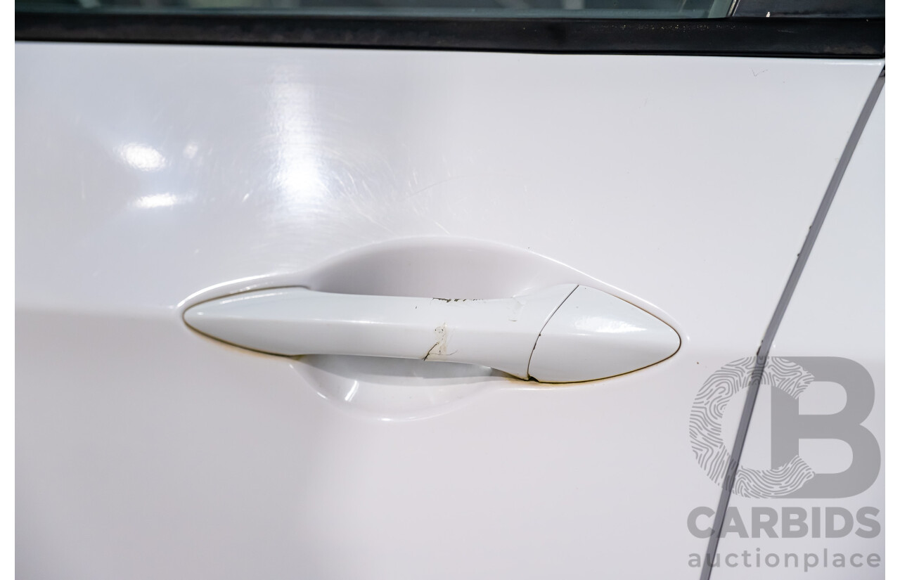 8/2015 Hyundai i30 Active GD MY14 5d Hatchback White 1.8L