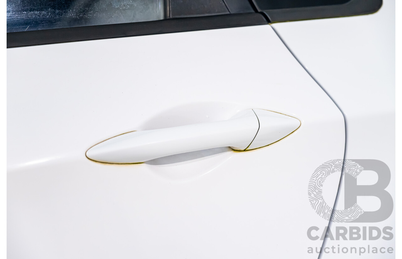 8/2015 Hyundai i30 Active GD MY14 5d Hatchback White 1.8L