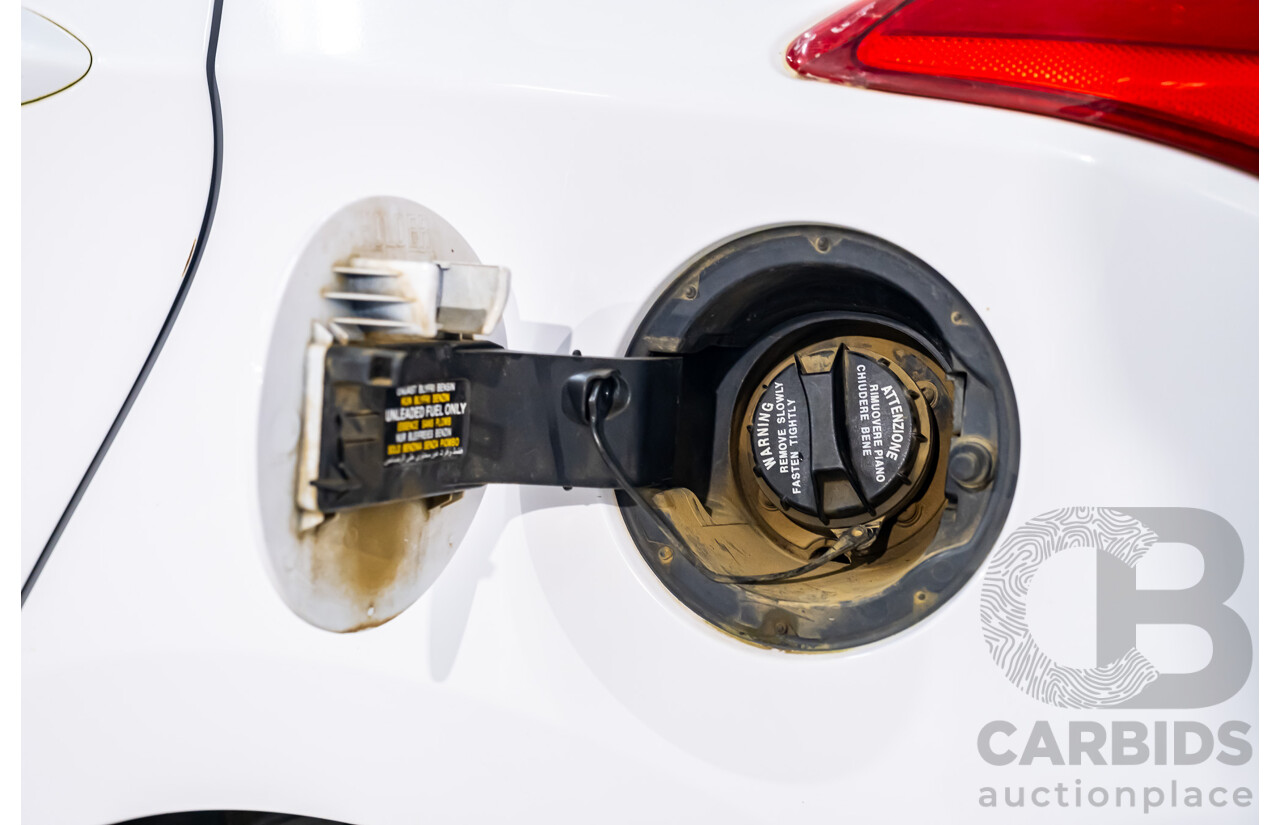 8/2015 Hyundai i30 Active GD MY14 5d Hatchback White 1.8L