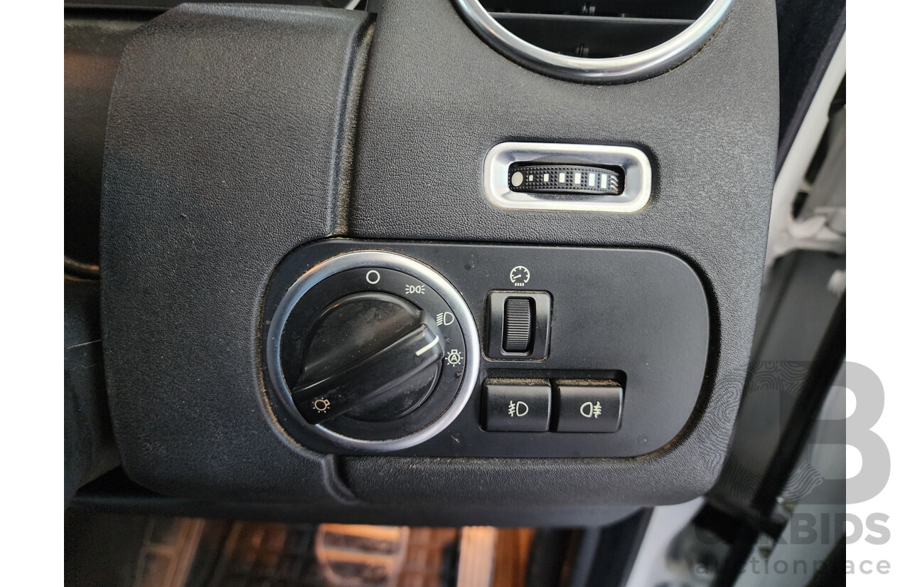 11/2011 Land Rover Discovery 4 2.7 TDV6 4x4 MY11 4D Wagon White 2.7L