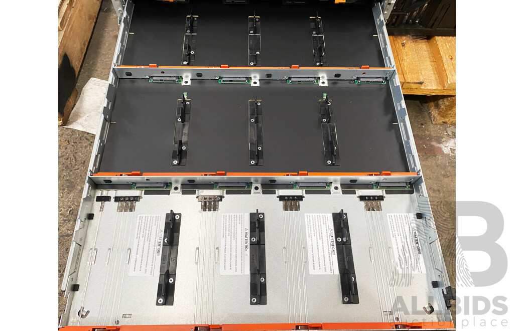 NetApp (NAJ-1503) E2800 Series 60-Bay 4RU Hybrid-Flash Storage System W/ 120TB of Storage