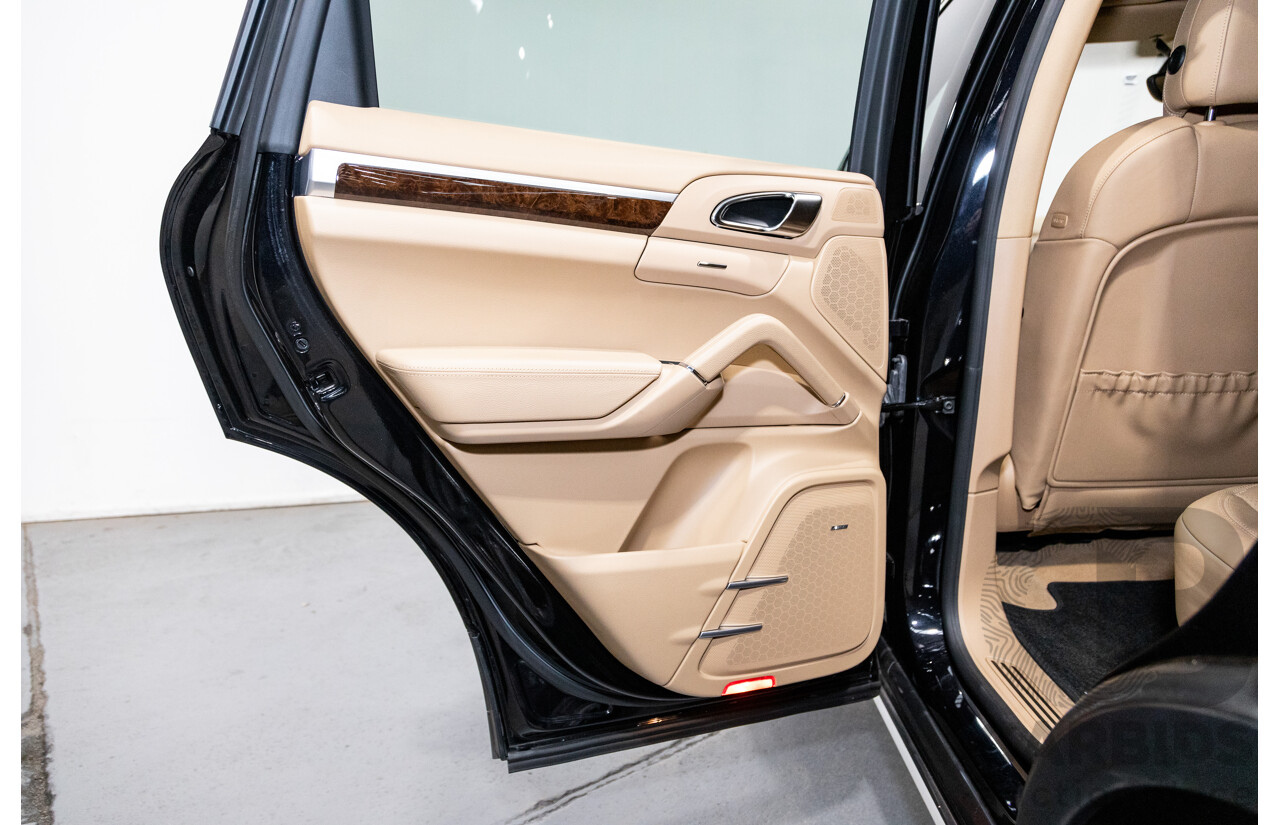 9/2013 Porsche Cayenne Diesel Series 2 (AWD) 92A MY14 4d Wagon Jet Black Metallic Turbo Diesel V6 3.0L
