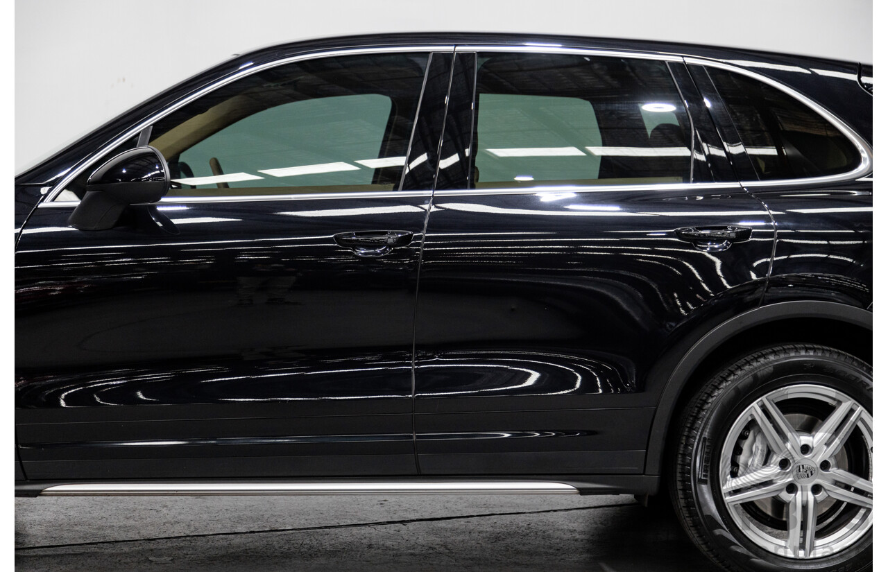 9/2013 Porsche Cayenne Diesel Series 2 (AWD) 92A MY14 4d Wagon Jet Black Metallic Turbo Diesel V6 3.0L