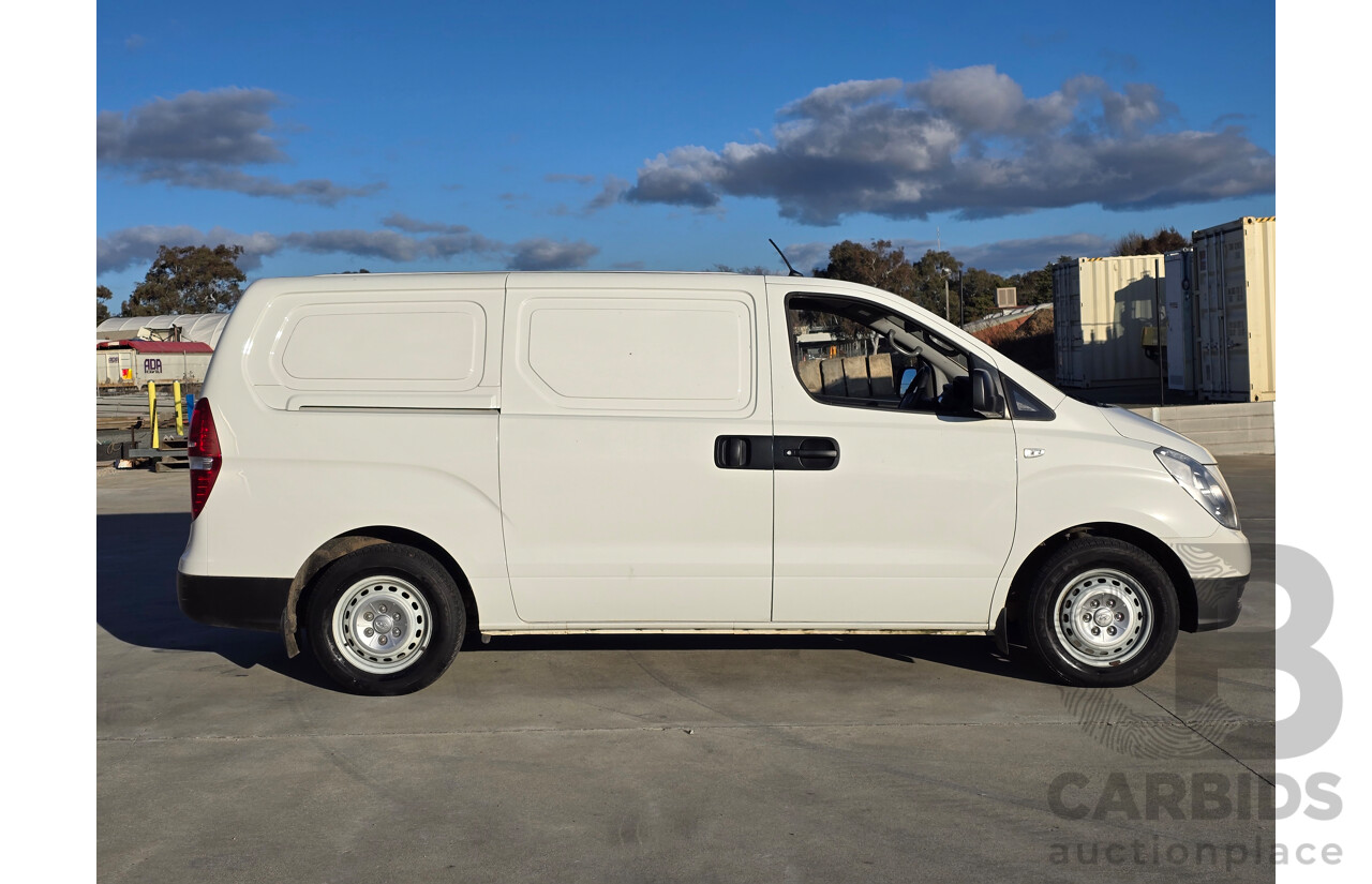 4/2015 Hyundai iLoad TQ MY15 4d Van White 2.4L