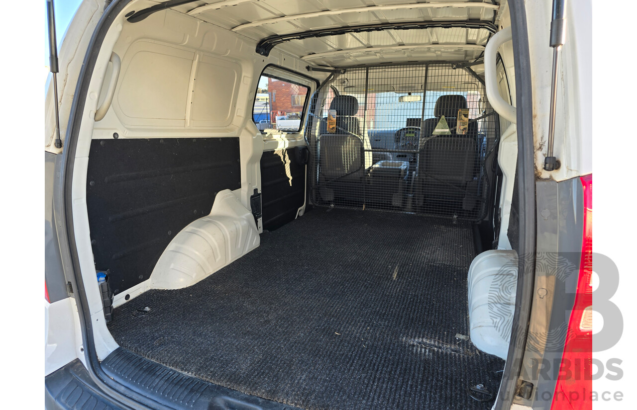 4/2015 Hyundai iLoad TQ MY15 4d Van White 2.4L