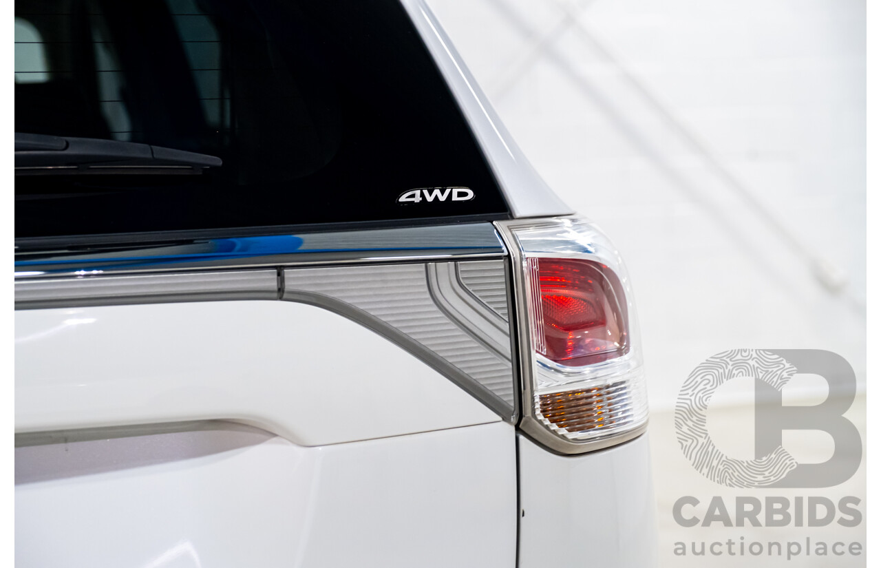 01/2015 Mitsubishi Outlander LS (4x4) AWD ZJ MY14.5 4D Wagon White 2.4L- 7 Seater