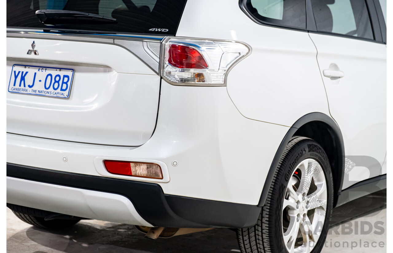 01/2015 Mitsubishi Outlander LS (4x4) AWD ZJ MY14.5 4D Wagon White 2.4L- 7 Seater