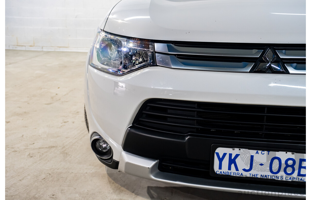 01/2015 Mitsubishi Outlander LS (4x4) AWD ZJ MY14.5 4D Wagon White 2.4L- 7 Seater