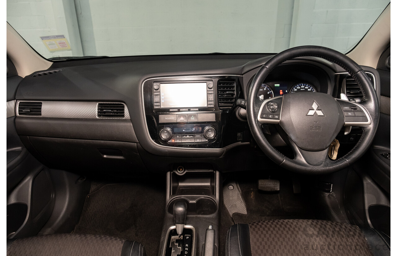01/2015 Mitsubishi Outlander LS (4x4) AWD ZJ MY14.5 4D Wagon White 2.4L- 7 Seater